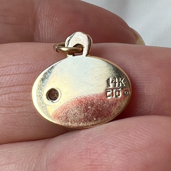 VINTAGE DESIGNER 14K Yellow Gold ETCHED DIAMOND Letter  VINTAGE DESIGNER 14K Yellow Gold ETCHED DIAMOND Letter Initial W Pendant Charm